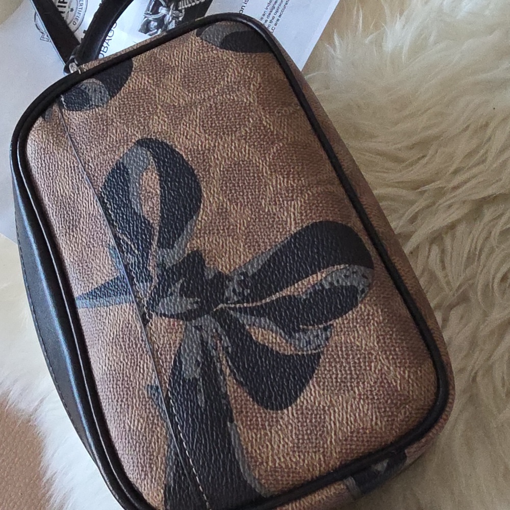 Adorable NWT Coach Mini Jamie Signature Bow Camera Bag 🖤🎀🎁❤️ - Picture 7 of 16
